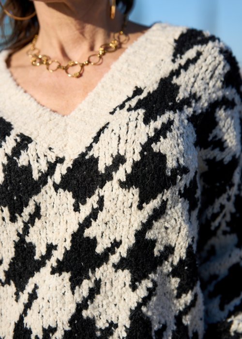 Beżowo-czarny sweter w duży wzór pepitki z miękkiej dzianiny o luźnym fasonie styl casual