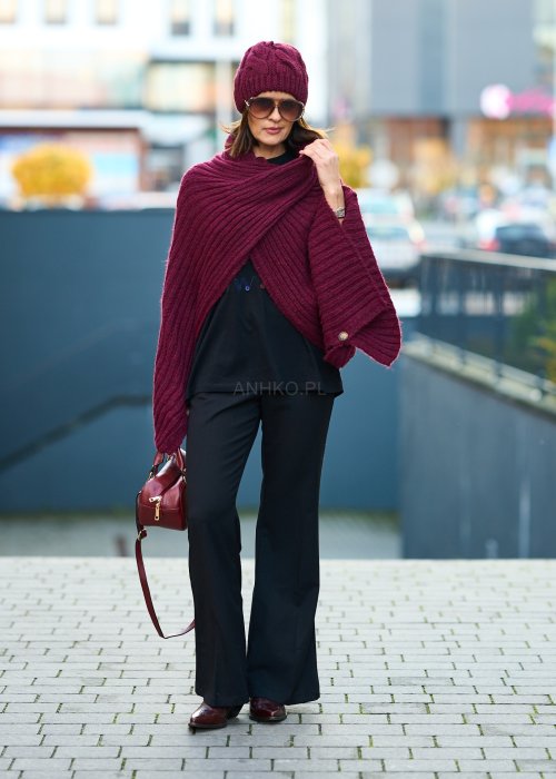Bordowe dzianinowe ponczo damskie z prążkowanej tkaniny, fason oversize, styl boho