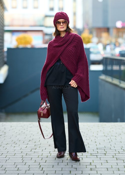 Bordowe dzianinowe ponczo damskie z prążkowanej tkaniny, fason oversize, styl boho