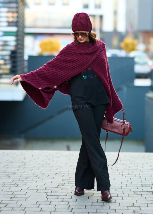 Bordowe dzianinowe ponczo damskie z prążkowanej tkaniny, fason oversize, styl boho