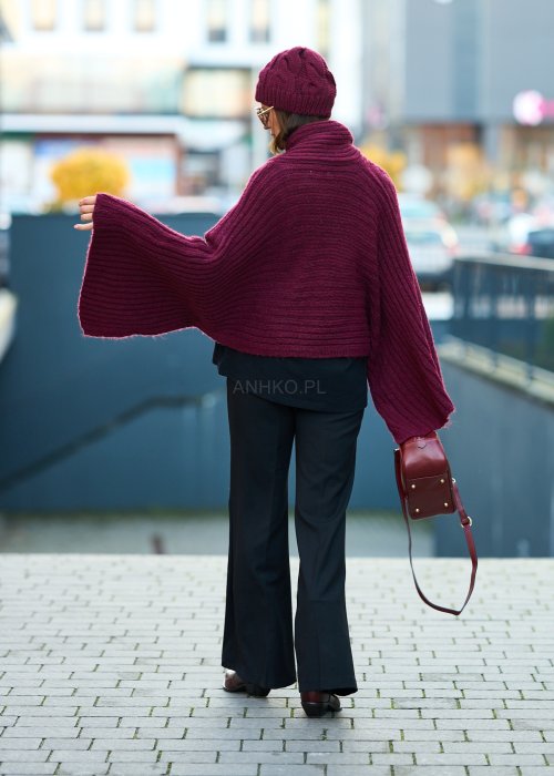 Bordowe dzianinowe ponczo damskie z prążkowanej tkaniny, fason oversize, styl boho