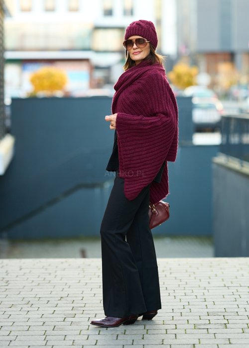 Bordowe dzianinowe ponczo damskie z prążkowanej tkaniny, fason oversize, styl boho