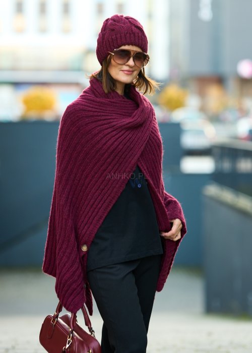 Bordowe dzianinowe ponczo damskie z prążkowanej tkaniny, fason oversize, styl boho