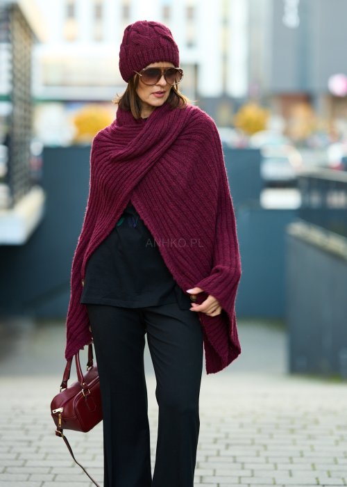 Bordowe dzianinowe ponczo damskie z prążkowanej tkaniny, fason oversize, styl boho