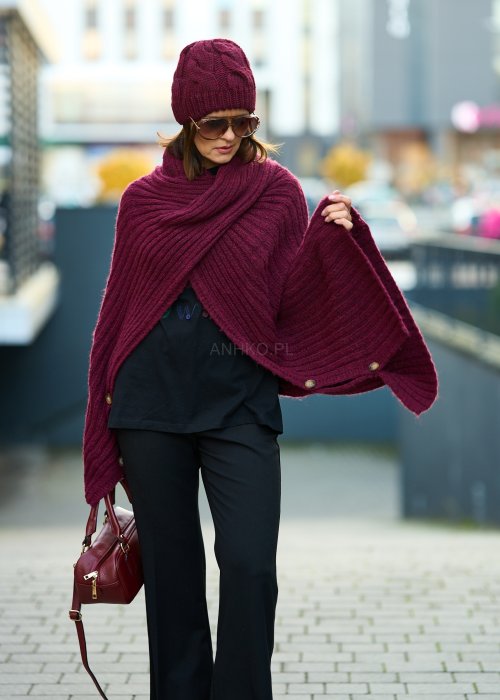Bordowe dzianinowe ponczo damskie z prążkowanej tkaniny, fason oversize, styl boho