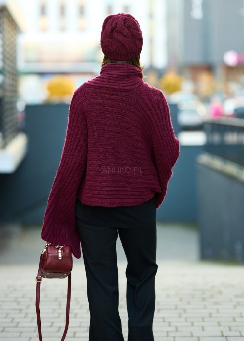 Bordowe dzianinowe ponczo damskie z prążkowanej tkaniny, fason oversize, styl boho