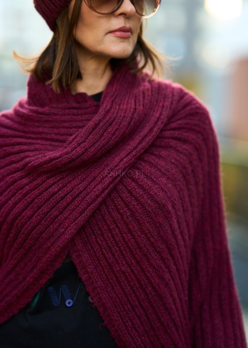 Bordowe dzianinowe ponczo damskie z prążkowanej tkaniny, fason oversize, styl boho