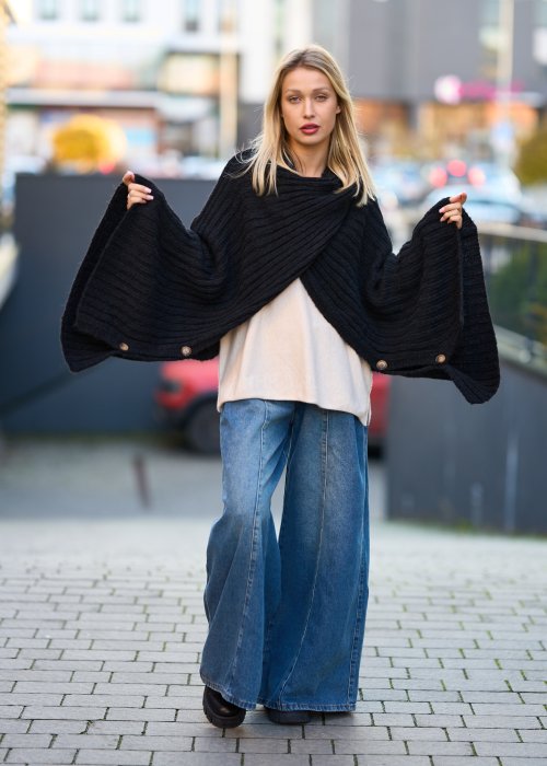 Czarne dzianinowe ponczo damskie z guzikami po bokach, miękka faktura, fason oversize