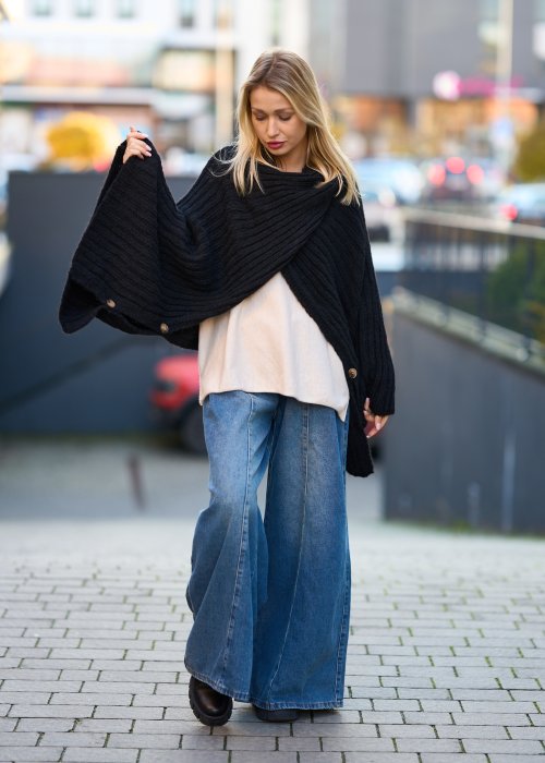 Czarne dzianinowe ponczo damskie z guzikami po bokach, miękka faktura, fason oversize