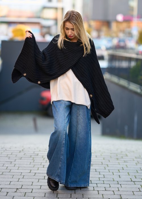 Czarne dzianinowe ponczo damskie z guzikami po bokach, miękka faktura, fason oversize