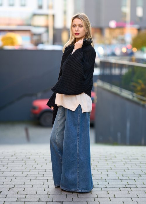 Czarne dzianinowe ponczo damskie z guzikami po bokach, miękka faktura, fason oversize