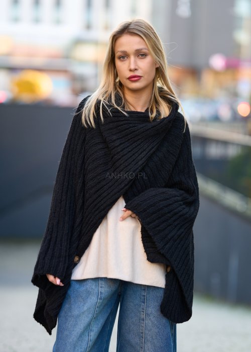 Czarne dzianinowe ponczo damskie z guzikami po bokach, miękka faktura, fason oversize