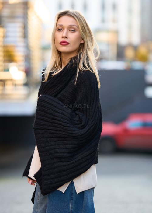 Czarne dzianinowe ponczo damskie z guzikami po bokach, miękka faktura, fason oversize