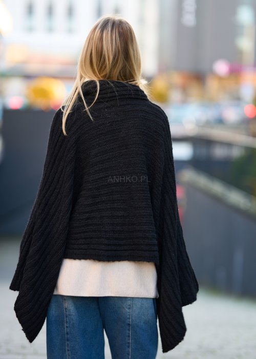 Czarne dzianinowe ponczo damskie z guzikami po bokach, miękka faktura, fason oversize