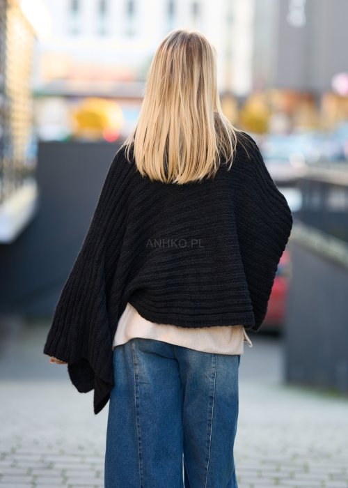 Czarne dzianinowe ponczo damskie z guzikami po bokach, miękka faktura, fason oversize