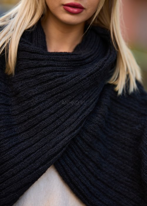 Czarne dzianinowe ponczo damskie z guzikami po bokach, miękka faktura, fason oversize