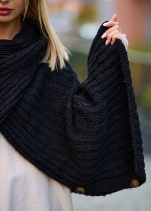 Czarne dzianinowe ponczo damskie z guzikami po bokach, miękka faktura, fason oversize