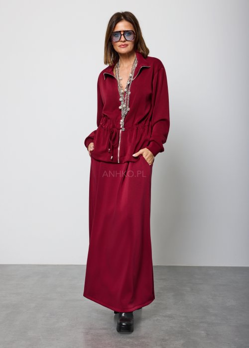 Bordowa spódnica damska o długości maxi, prosta i gładka, z delikatnym przeszyciem z przodu, widok od tyłu