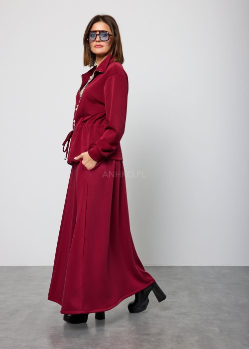 Bordowa spódnica damska o długości maxi, prosta i gładka, z delikatnym przeszyciem z przodu, widok od tyłu