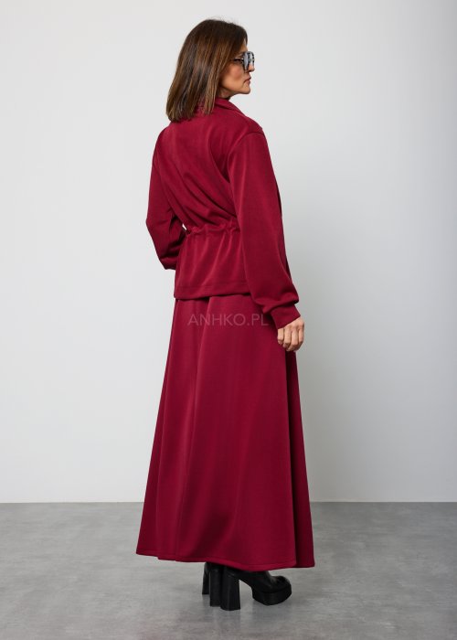 Bordowa spódnica damska o długości maxi, prosta i gładka, z delikatnym przeszyciem z przodu, widok od tyłu