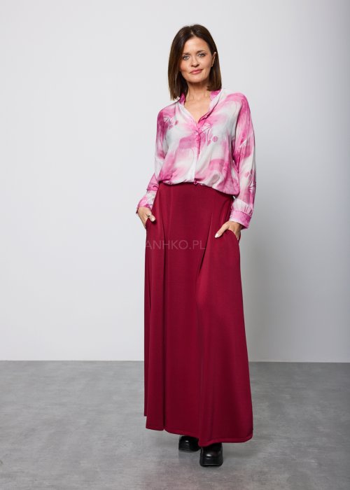 Bordowa spódnica damska o długości maxi, prosta i gładka, z delikatnym przeszyciem z przodu, widok od tyłu