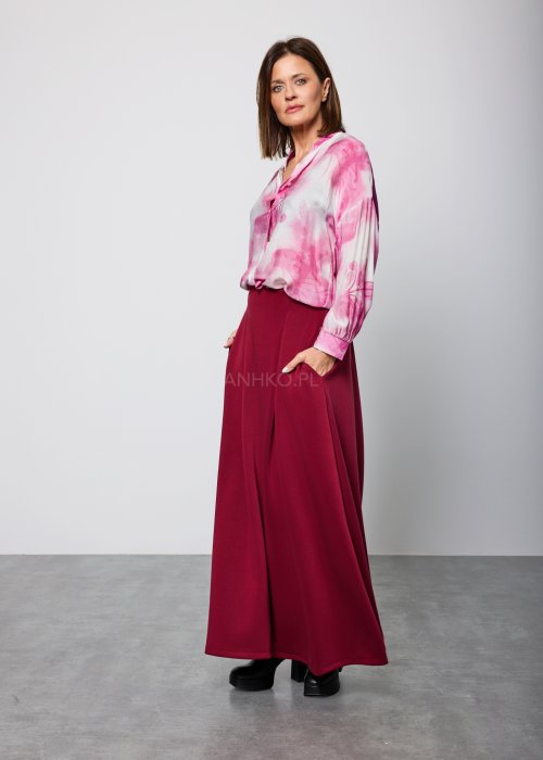 Bordowa spódnica damska o długości maxi, prosta i gładka, z delikatnym przeszyciem z przodu, widok od tyłu