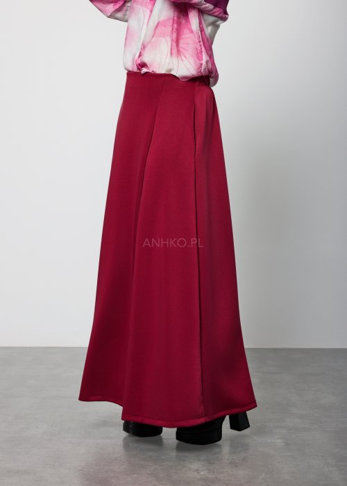 Bordowa spódnica damska o długości maxi, prosta i gładka, z delikatnym przeszyciem z przodu, widok od tyłu