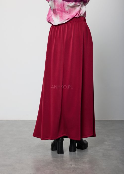 Bordowa spódnica damska o długości maxi, prosta i gładka, z delikatnym przeszyciem z przodu, widok od tyłu