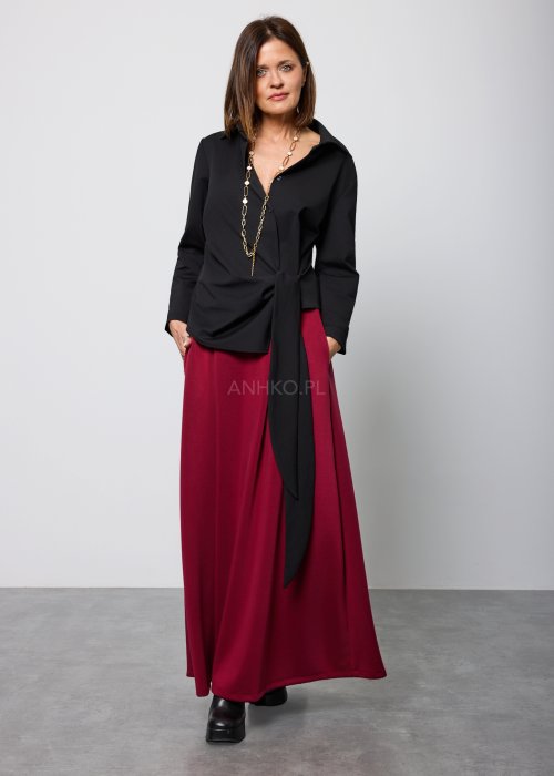 Bordowa spódnica damska o długości maxi, prosta i gładka, z delikatnym przeszyciem z przodu, widok od tyłu