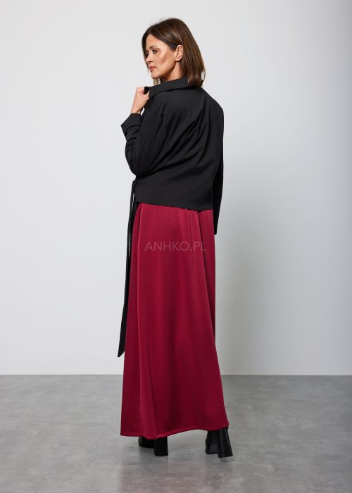 Bordowa spódnica damska o długości maxi, prosta i gładka, z delikatnym przeszyciem z przodu, widok od tyłu
