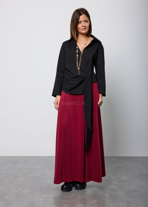 Czarna bluzka damska z asymetrycznym wiązaniem i klasycznym kołnierzem, o eleganckim fasonie. Stylizacja ze spódnicą w intensywnym kolorze w nowoczesnym wydaniu.