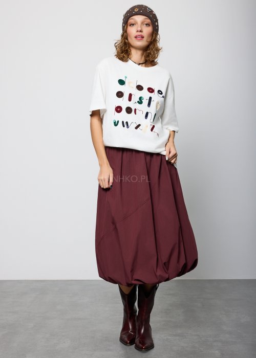 Bordowa damska spódnica midi o fasonie balonowym, z szerokim pasem w talii i marszczeniem u góry, wykonana z miękkiej, lejącej tkaniny; dół zaokrąglony z podwinięciem, styl nowoczesny i elegancki.