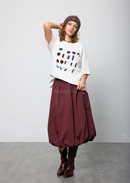 Bordowa damska spódnica midi o fasonie balonowym, z szerokim pasem w talii i marszczeniem u góry, wykonana z miękkiej, lejącej tkaniny; dół zaokrąglony z podwinięciem, styl nowoczesny i elegancki.