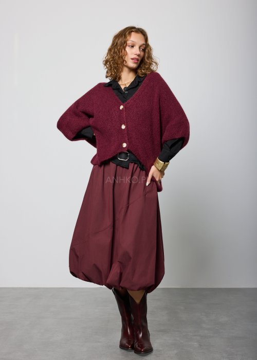 Bordowy damski kardigan o luźnym kroju, zapinany na guziki, z dekoltem w serek i długimi rękawami, wykonany z miękkiej dzianiny; styl casual-elegancki.