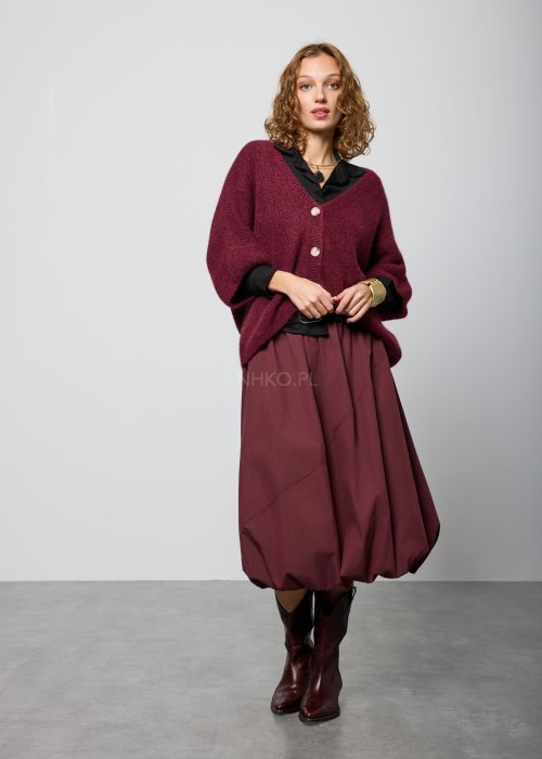 Bordowy damski kardigan o luźnym kroju, zapinany na guziki, z dekoltem w serek i długimi rękawami, wykonany z miękkiej dzianiny; styl casual-elegancki.
