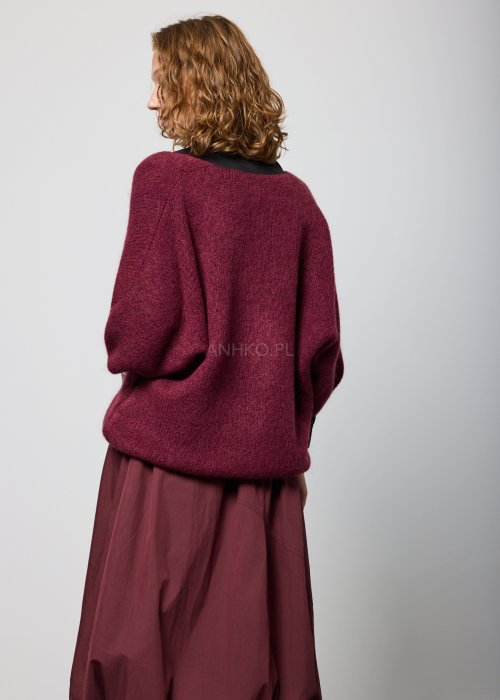 Bordowy damski kardigan o luźnym kroju, zapinany na guziki, z dekoltem w serek i długimi rękawami, wykonany z miękkiej dzianiny; styl casual-elegancki.