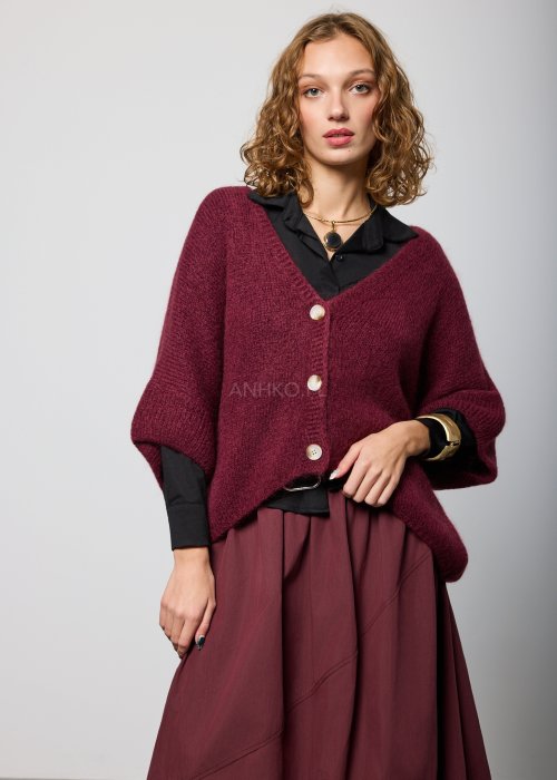 Bordowy damski kardigan o luźnym kroju, zapinany na guziki, z dekoltem w serek i długimi rękawami, wykonany z miękkiej dzianiny; styl casual-elegancki.