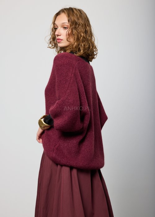Bordowy damski kardigan o luźnym kroju, zapinany na guziki, z dekoltem w serek i długimi rękawami, wykonany z miękkiej dzianiny; styl casual-elegancki.