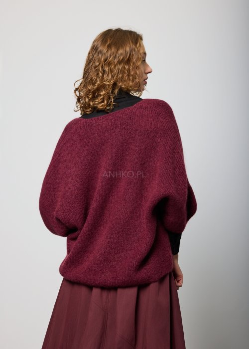 Bordowy damski kardigan o luźnym kroju, zapinany na guziki, z dekoltem w serek i długimi rękawami, wykonany z miękkiej dzianiny; styl casual-elegancki.