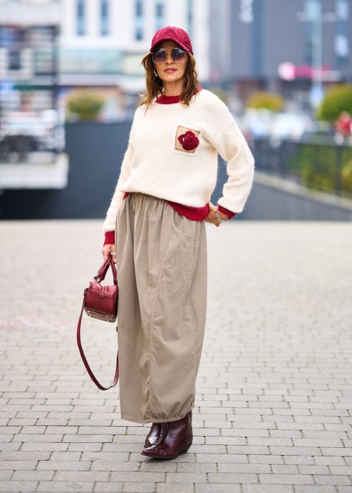 kremowy sweter damski oversize z bordowym wykończeniem i aplikacją z różą, styl boho, miękki materiał
