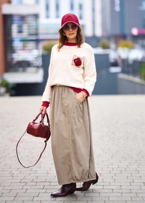 kremowy sweter damski oversize z bordowym wykończeniem i aplikacją z różą, styl boho, miękki materiał