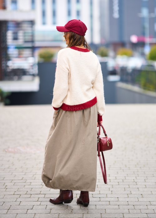 kremowy sweter damski oversize z bordowym wykończeniem i aplikacją z różą, styl boho, miękki materiał