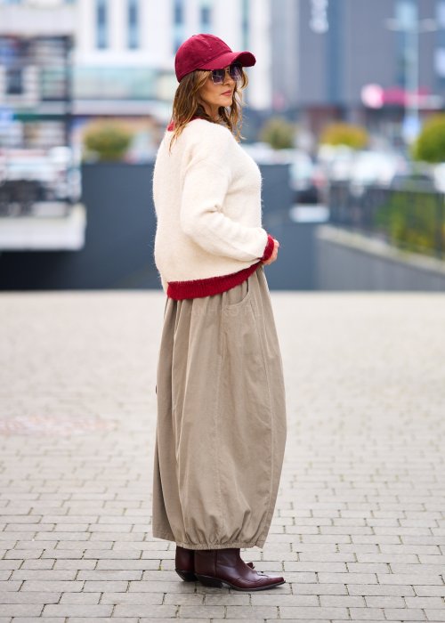 kremowy sweter damski oversize z bordowym wykończeniem i aplikacją z różą, styl boho, miękki materiał