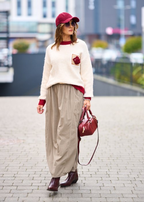 kremowy sweter damski oversize z bordowym wykończeniem i aplikacją z różą, styl boho, miękki materiał