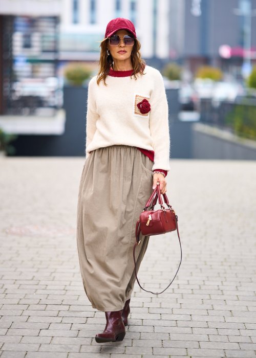 kremowy sweter damski oversize z bordowym wykończeniem i aplikacją z różą, styl boho, miękki materiał