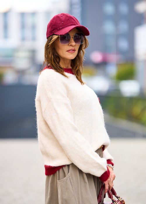 kremowy sweter damski oversize z bordowym wykończeniem i aplikacją z różą, styl boho, miękki materiał