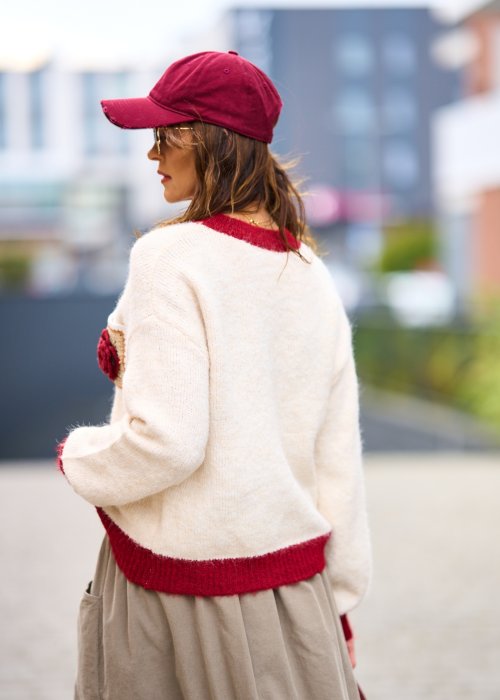 kremowy sweter damski oversize z bordowym wykończeniem i aplikacją z różą, styl boho, miękki materiał