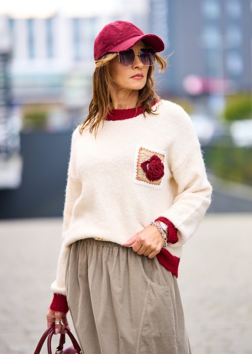 kremowy sweter damski oversize z bordowym wykończeniem i aplikacją z różą, styl boho, miękki materiał