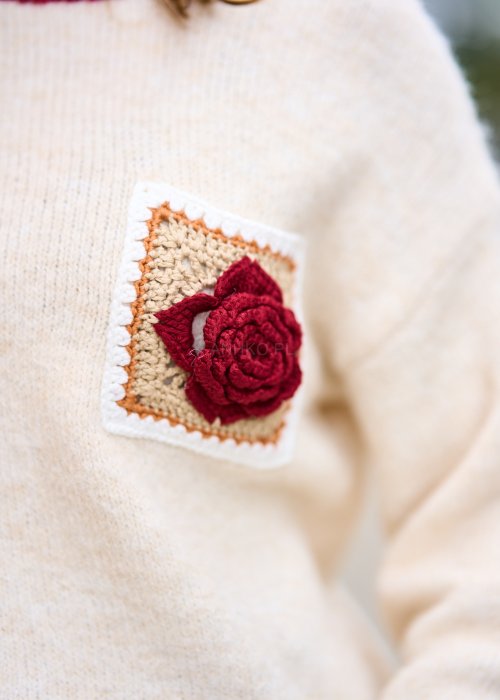 kremowy sweter damski oversize z bordowym wykończeniem i aplikacją z różą, styl boho, miękki materiał