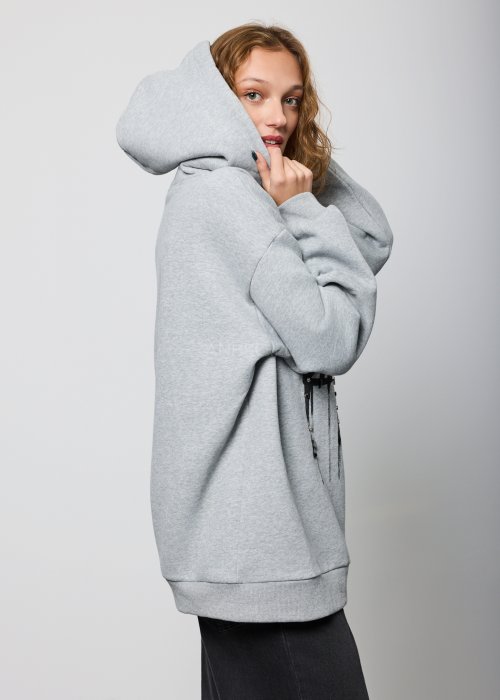 Damska szara bluza z kapturem o luźnym kroju, z dużym czarnym nadrukiem litery „C” ozdobionym aplikacjami i efektem spływającej farby